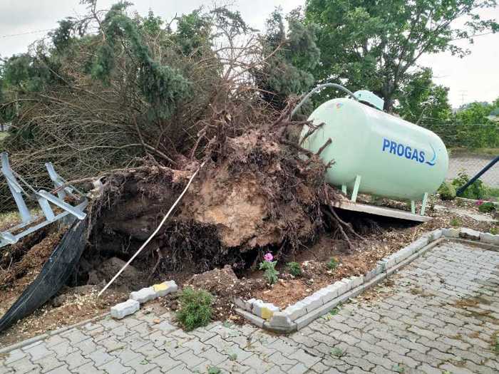 Unwetter - Gastank in Schieflage © Feuerwehr Rhein-Pfalz-Kreis