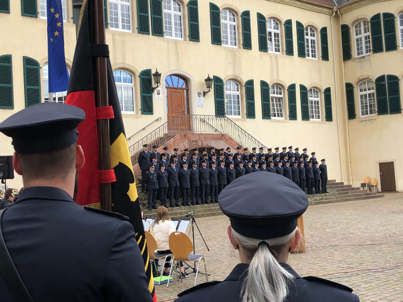 Vereidigung vor dem Bad Bergzaberner Schloss (Foto: Bundespolizei)