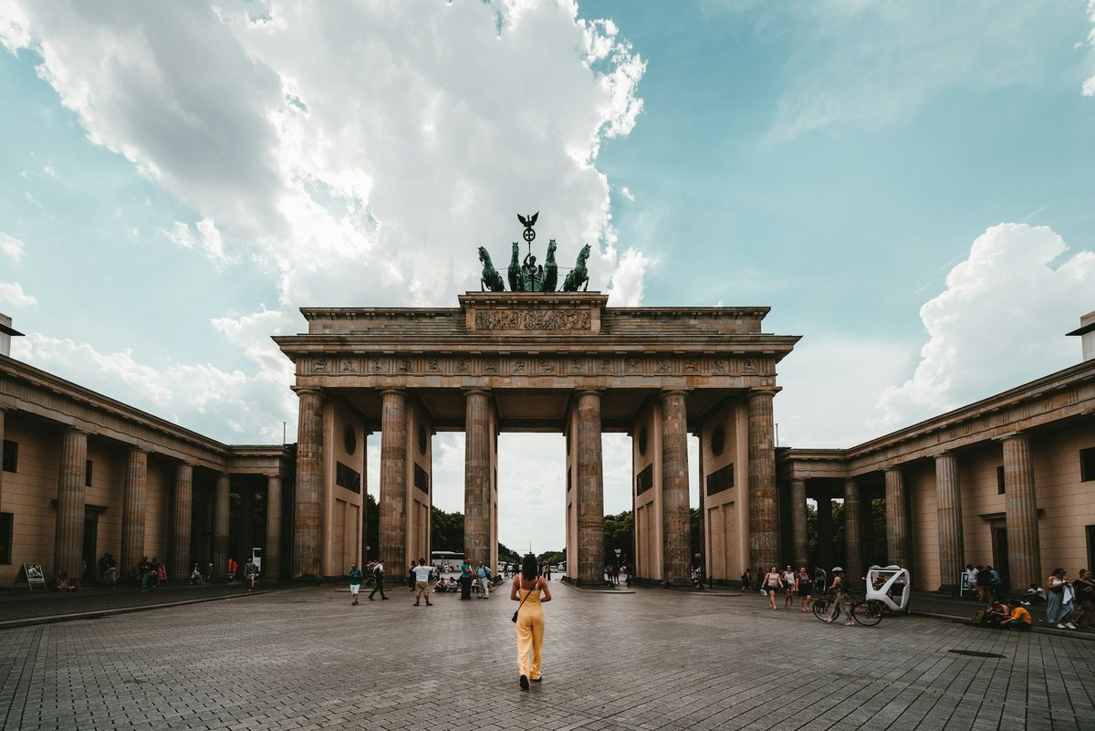 Brandenburger Tor in Berlin mit Besucherinnen und Besuchern