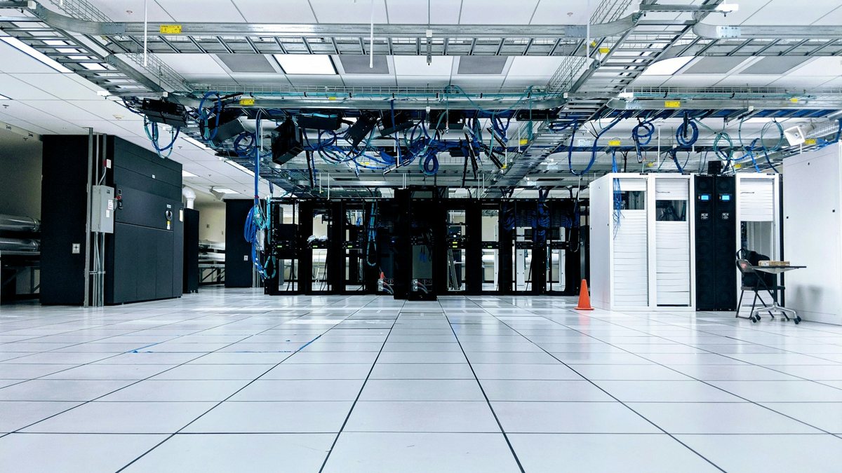 Serverracks und Verkabelung in einem Rechenzentrum