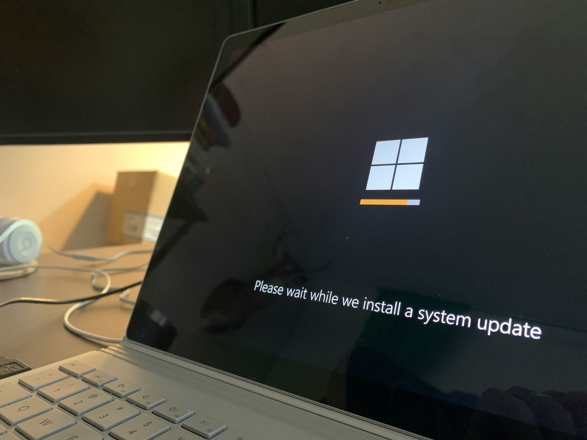 Laptop zeigt den Hinweis auf eine laufende Systemaktualisierung