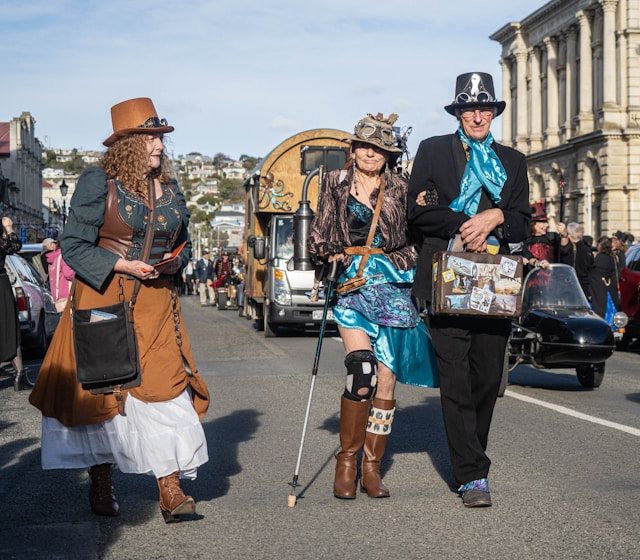 Menschen in Steampunk-Kostümen auf einer Straße
