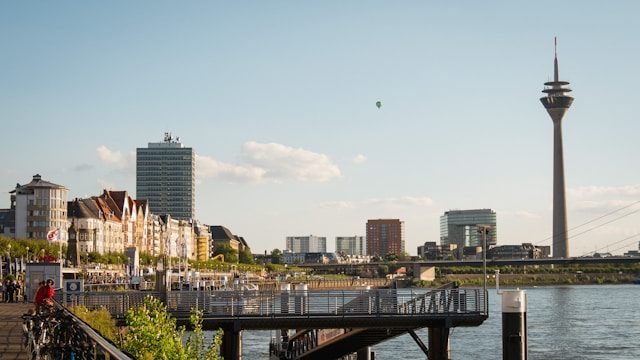 Rheinufer in Düsseldorf mit Rheinturm