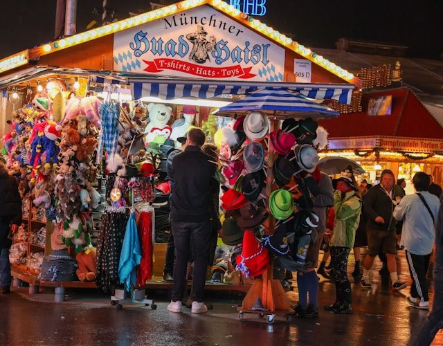 Verkaufsstand mit Hüten auf einem Münchner Fest