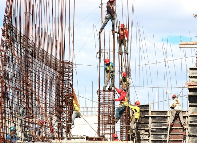 Bauarbeiter montieren Bewehrung auf einer Baustelle