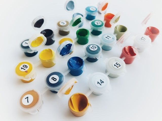 Farbtöpfchen eines Malen-nach-Zahlen-Sets