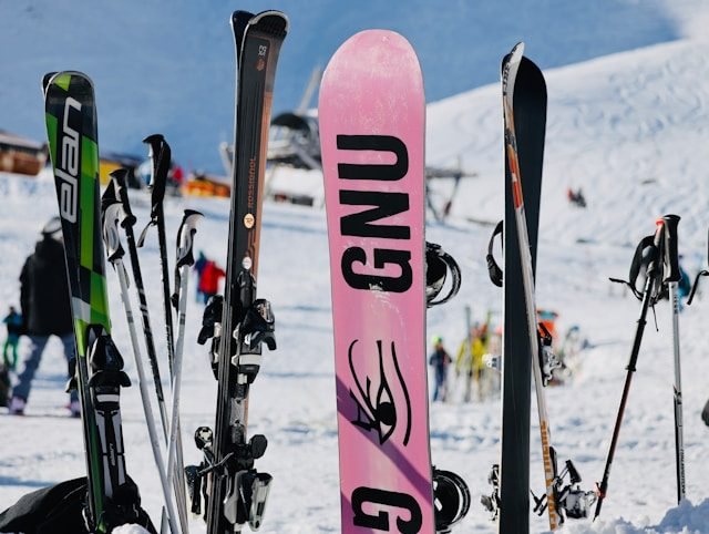 Mehrere Ski stehen aufrecht im Schnee