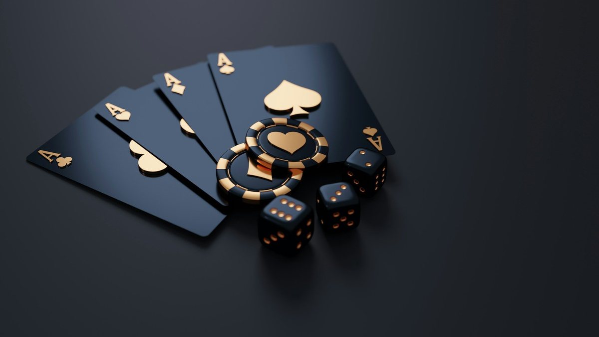 Spielkarten, Pokerchips und Würfel auf schwarzem Untergrund