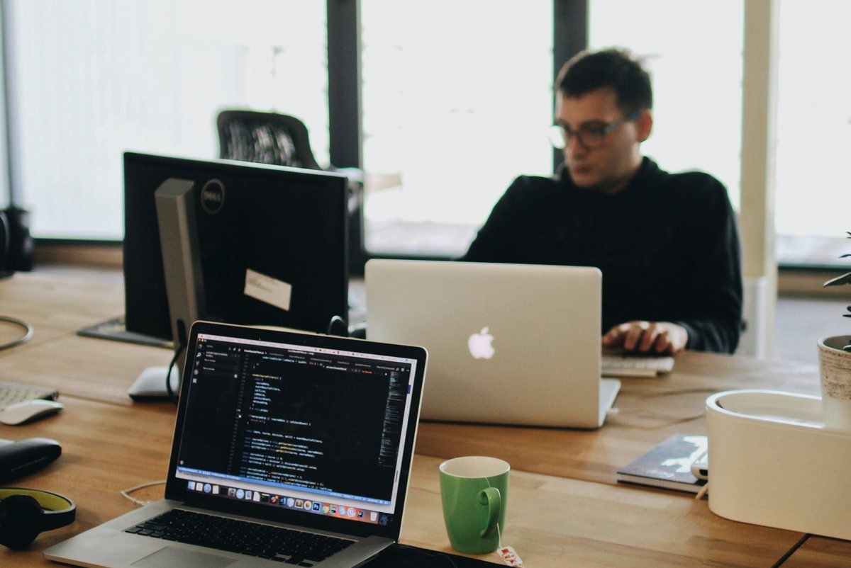 Arbeitsplätze mit Laptops und Monitoren in einem Büro