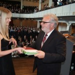 Werner Nägler, Oberfinanzpräsident, gratuliert der Jahrgangsbesten, Stefanie Geis vom Finanzamt Kusel-Landstuhl zu ihrem hervorragenden Studienabschluss.