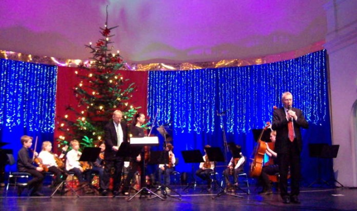 Oberbürgermeister Dr. Klaus Weichel begrüßt Senioren bei der Weihnachtsfeier in der Fruchthalle (Foto: Stadt Kaiserslautern)