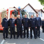 Verbandsbürgermeister Frank Leibeck mit der Feuerwehrführung bei der Übergabe des HLF 10/10