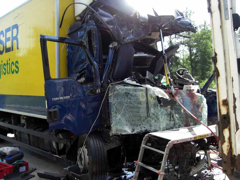 Schwerer LKW Unfall – Ein LKW Fahrer Tödlich Verletzt | Metropolnews.info