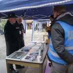 Eberhard Weber und Peter Traub informieren sich am Stand des Vereins KGgP