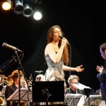 Stephanie Neigel präsentiert an diesem Abend ihre großartigen Stücke mit ihrer warmen, ausdrucksvollen Stimme in Begleitung der Big Band Kicks'n Sticks