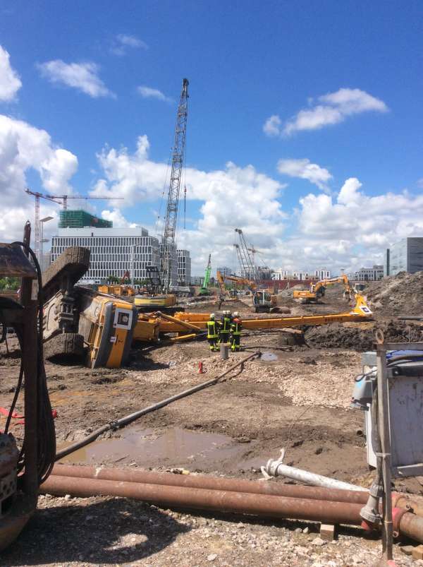 Großbohrgerät auf Baustelle der Messe Frankfurt umgestürzt. Keine Verletzten. (Foto: Feuerwehr Frankfurt am Main)