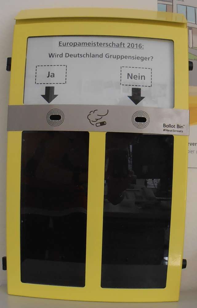 Die „Ballot Bin“ genannte Wahlurne an der Südseite des Hauptbahnhofs erzeugt ein Umfrageergebnis durch Kippenverteilung (Stadt Karlsruhe)