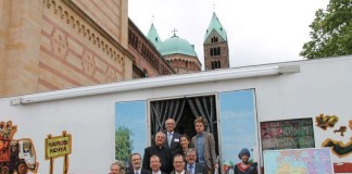 Gehörten zu den ersten Besuchern der Mitmach-Ausstellung "Menschen auf der Flucht" im Missio-Truck vor dem Speyerer Dom: (untere Reihe von links) Torsten Jäger, Domdekan Dr. Christoph Kohl, Missio-Präsident Monsignore Wolfgang Huber, Dr. Oliver Müller, (dahinter von links) Bischof Dr. Karl-Heinz Wiesemann, Caritasdirektor Vinzenz du Bellier, Integrationsministerin Anne Spiegel, Oberbürgermeister Hansjörg Eger und ein Mitarbeiter des Hilfswerks "Missio". (Foto: Bistum Speyer)