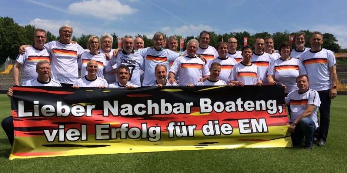 Ein Zeichen gegen Rassismus im Fußball und in der Gesellschaft setzten am Freitag Oberbürgermeister Jochen Partsch, Landrat Klaus Peter Schellhaas und zahlreiche Bürgermeister der Landkreiskommunen im Merck-Stadion am Böllenfalltor. (Foto: Wissenschaftsstadt Darmstadt)