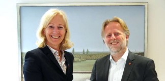 Bernadette Weyland und Olaf Cunitz zeigen Absichtserklärung (Foto: Hessisches Ministerium der Finanzen)