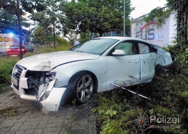 Schade um das schöne Auto - der Audi wurde bei dem Unfall massiv beschädigt.