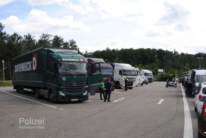 Schwerverkehrskontrolle an der A 6 (Foto: Polizei)