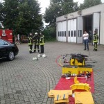 Material zur Technischen Hilfeleistung wurde an der Unfallstelle abgelegt (Foto: Metropolnews)