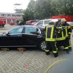 Feuerwehrmänner verschaffen sich einen Zugang ins Fahrzeuginnere (Foto: Metropolnews)