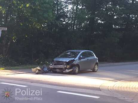 PKW der Unfallverursacherin mit stark beschädigter Front