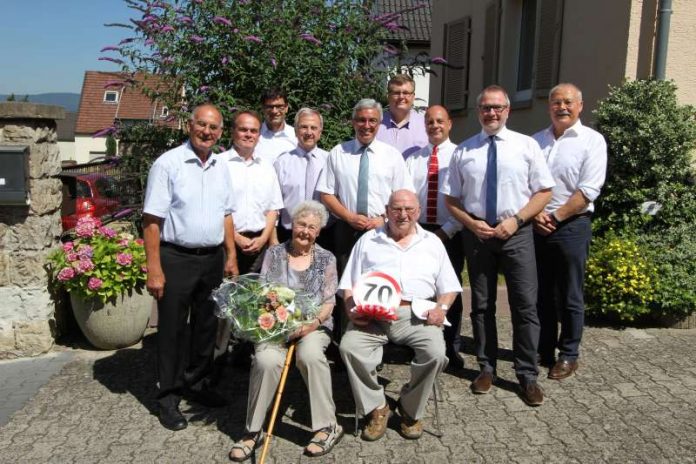 Im Vordergrund das Hochzeitspaar zur Gnadenhochzeit Ilse und Hans Roos. In der Mitte v.l.n.r. Gerhard Körber, Vorsitzender des Ortsvereins der Arbeiterwohlfahrt, Norbert Külzer, Fraktionsvorsitzender der SPD Stadtratsfraktion, Landrat Claus Schick, Innenminister Roger Lewentz, Bundestagsabgeordneter Michael Hartmann, Oberbürgermeister Ralf Claus und Beigeordneter Wolfgang Bärnwick. Im Hintergrund v.l.n.r. Staatssekretär Prof. Dr. Salvatore Barbaro und Roland Schäfer, Vorsitzender des SPD-Ortsvereins Ingelheim. (Foto: Stadtverwaltung Ingelheim)