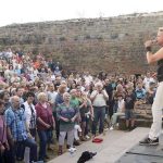 THE QUEEN KINGS beim Neuleininger Burgsommer (Foto: Helmut Dell)