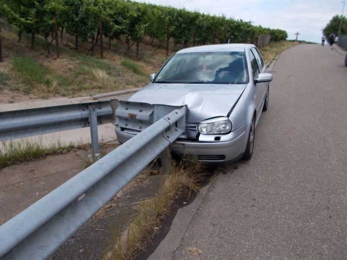 Das Auto wurde von einer Leitplanke gestoppt (Foto: Polizeiinspektion Landau)