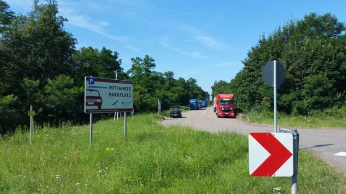 Der Mitfahrerparkplatz bei Germersheim Süd wird gesperrt (Foto: Maximilian Brauer)