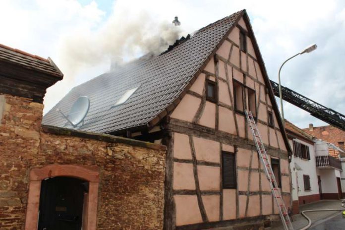 Dachstuhlbrand (Foto: Polizei)