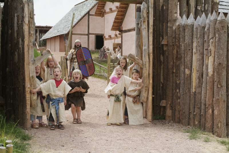 Keltenbande am Eingangstor (Foto: Donnersberg-Touristik-Verband)