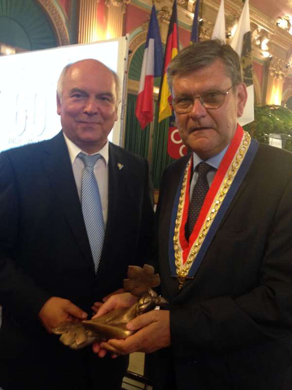 Als Gastgeschenk überreichte OB Löffler eine Elwedritsche an Bürgermeister Patrick (Foto: Stadtverwaltung Neustadt an der Weinstraße)