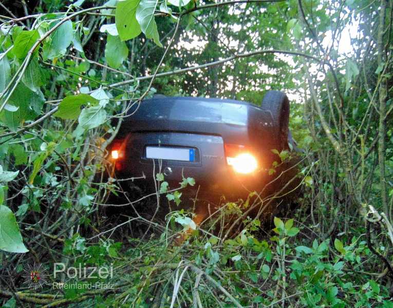 Der Fahrer war wohl zu schnell und landete auf dem Kopf in der Böschung