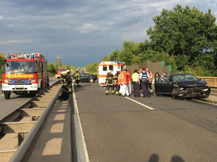 Zwei PKW wurden beschädigt (Foto: Feuerwehr Bad Kreuznach)