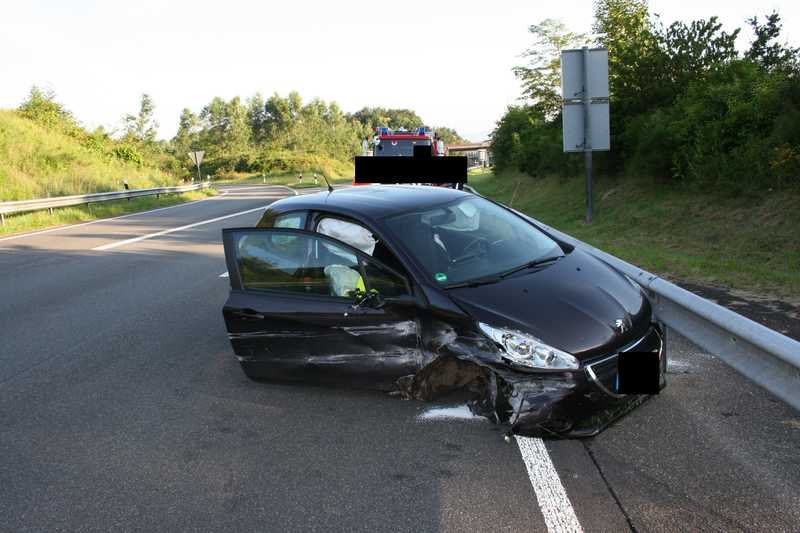 Ein zu hohes Tempo war laut Polizei die Ursache für diesen Unfall. Das Fahrzeug wurde dabei schwer beschädigt