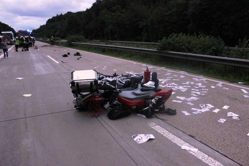 Abgelenkt? Der Motorradfahrer kam auf den Grünstreifen und stürzte schwer