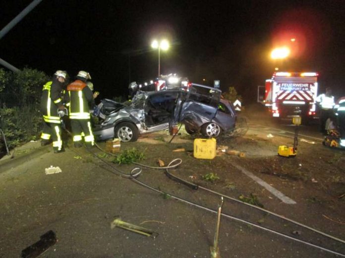 Zwei im Unfallfahrzeug befindliche Personen mussten von der Feuerwehr mit Hilfe von hydraulischen Rettungsgeräten aus dem völlig demolierten Fahrzeugwrack befreit werden (Foto: Feuerwehr Frankfurt am Main)