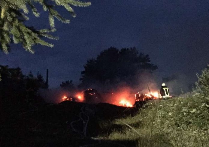 In Iggelbach brannten Strohballen (Foto: Feuerwehr Presseteam der VG Lambrecht)