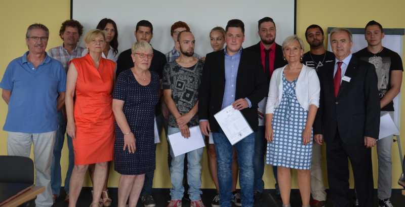 Landrat Claus Schick und Monika Nickels, Leiterin der Kreisvolkshochschule (KVHS), überreichten im Kreishaus in Ingelheim neun stolzen Absolventen des Realschulvorbereitungslehrgangs der KVHS ihre Abschlusszeugnisse.