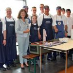 Landrätin Theresia Riedmaier mit den Mitgliedern des Verpflegungstrupps SÜW beim Kreisfeuerwehrtag 2016 in Annweiler