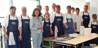 Landrätin Theresia Riedmaier mit den Mitgliedern des Verpflegungstrupps SÜW beim Kreisfeuerwehrtag 2016 in Annweiler. (Foto: Baumgartner)