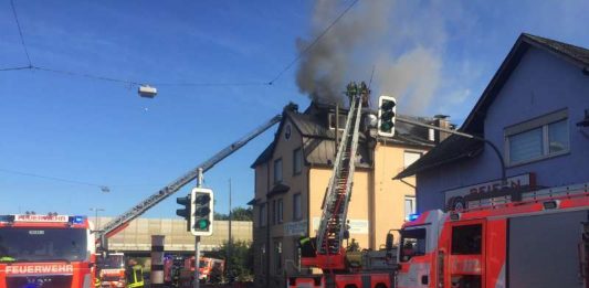 Rauchentwicklung aus Dachgeschoss (Foto: Feuerwehr Frankfurt am Main)