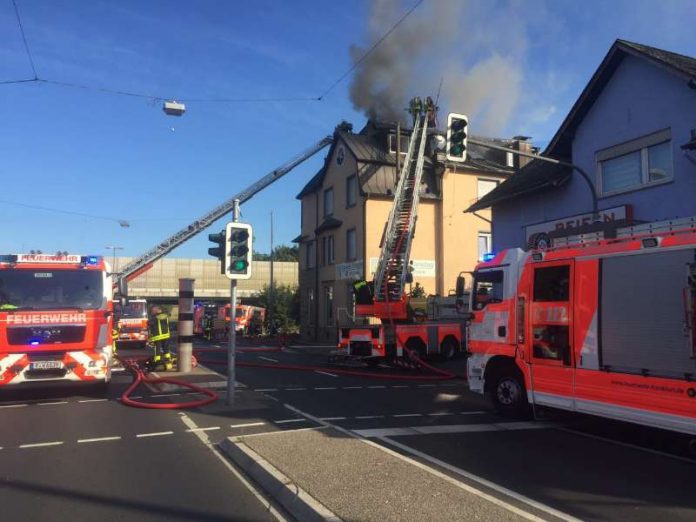 Rauchentwicklung aus Dachgeschoss (Foto: Feuerwehr Frankfurt am Main)