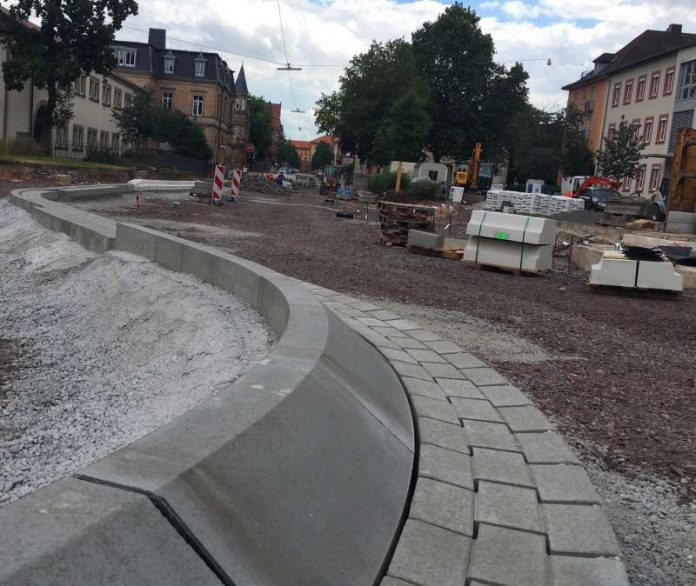 Seit Mitte Juni wird die Friedrich-Ebert-Straße zwischen dem Marienring und der Reiterstraße ausgebaut. Nachdem in einem ersten Abschnitt die Fahrbahn und die Gehwege ausgebaut sowie die Versorgungsleitungen und die Kanal-Hausanschlüsse verlegt wurden, umfasst der zweite Bauabschnitt jetzt den Umbau des Knotenpunktes Reiterstraße/Königstraße. Hier wird ein fünfarmiger Mini-Kreisverkehr entstehen. (Foto: Stadt Landau in der Pfalz)