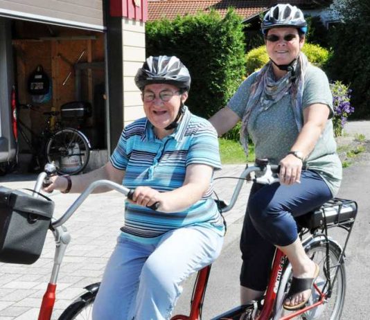 „Begleitetes_Wohnen“ (Foto: Andreas Lang): Gemeinsames Hobby: Margot Martin und ihre Schwester Sylvia Frey lieben Fahrradtouren.