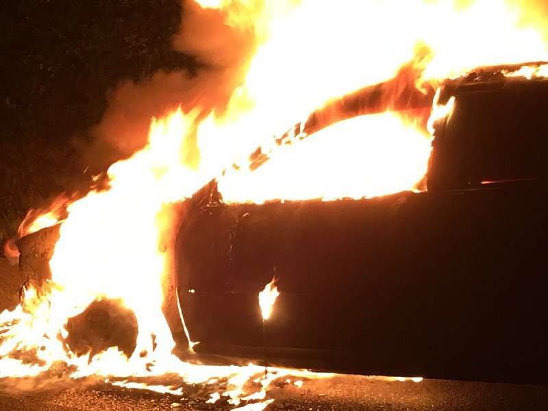 Der PKW brannte aus (Foto: Feuerwehr Neustadt)